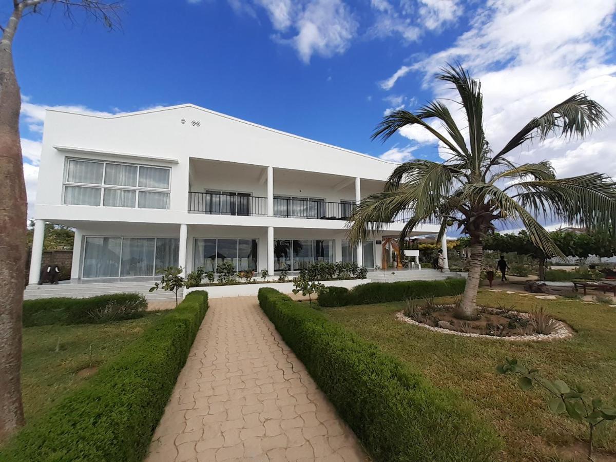 Aux 2 Metis Hotel Toliara Exterior photo
